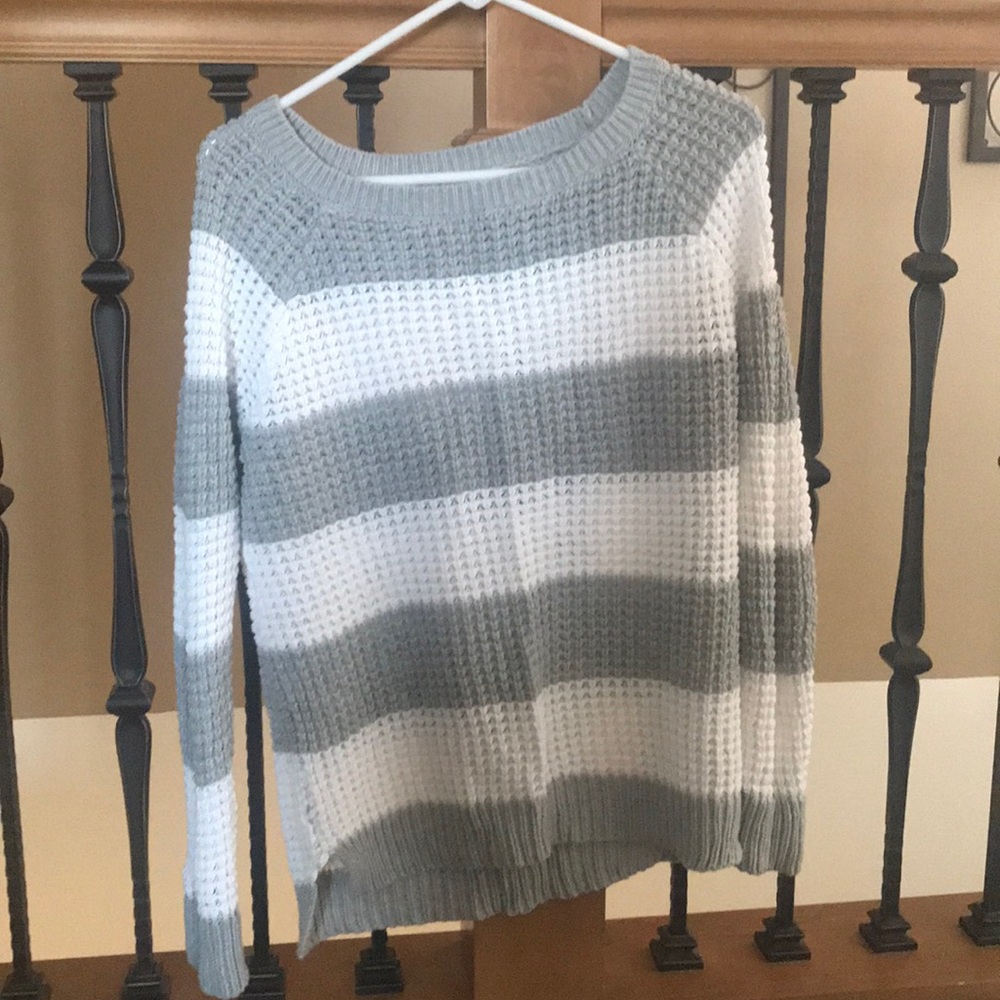 Gray and white  American eagle jegging sweater-